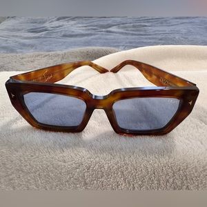 Dezi switch in the color orange tortoise/blue